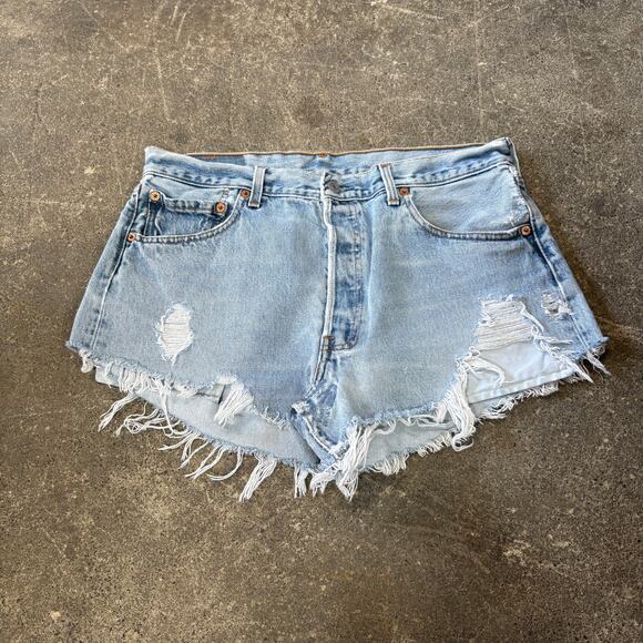 Vintage Levi's 501 Cut Off Shorts Womens 34 Blue Distressed Denim 2" Butt Rip - Picture 2 of 8